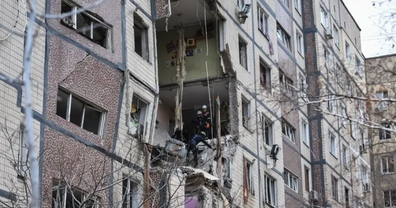 Російська атака безпілотниками на Дніпро: пошкоджена багатоповерхівка