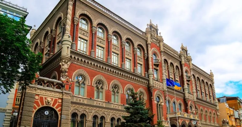 НБУ зміцнює гривню, але долар перевищує 44 гривні