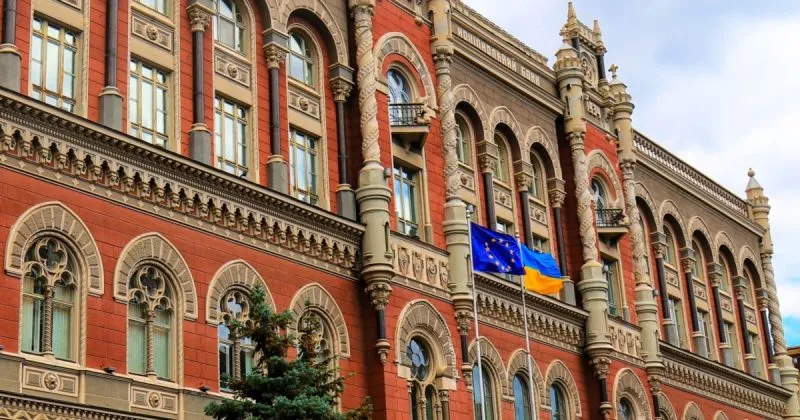 НБУ зупинив зростання долара на міжбанку, оновив мінімум гривні