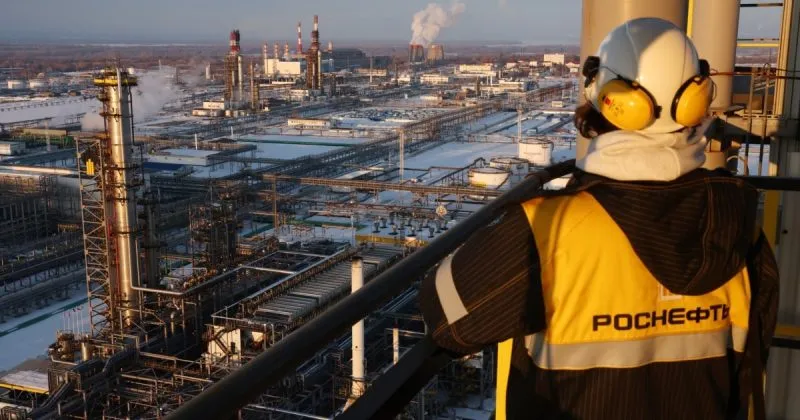 Дрони атакують нафтопереробні заводи у росії: пожежі на НПЗ