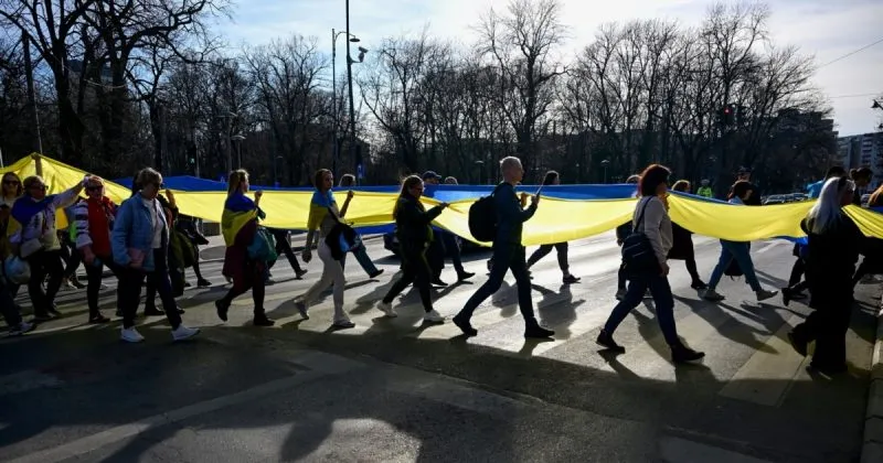 Оптимізм українців щодо майбутнього знизився, але залишається високим