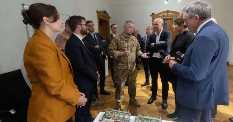Європейським послам продемонстрували деталі ракет та дронів РФ
