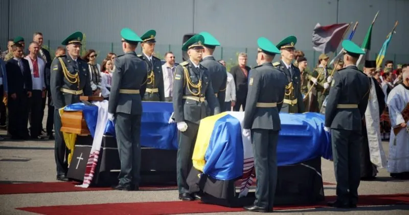 Останки Андрія Мельника та його дружини повернули до України