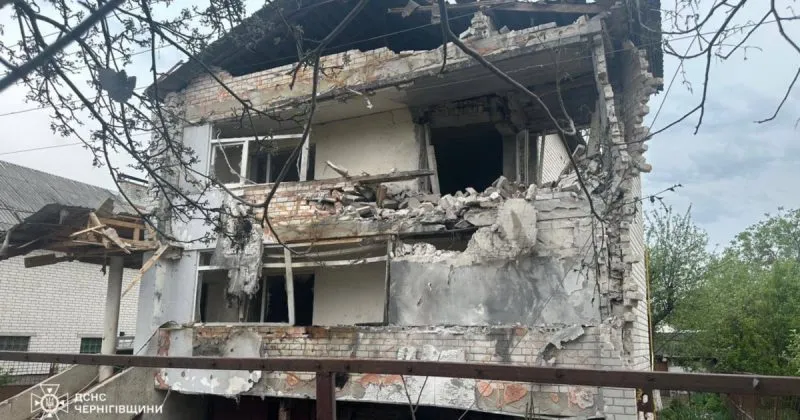 Внаслідок російського удару по Чернігову постраждали двоє людей