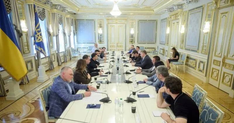 Зеленський обговорив з фракцією «Слуга народу» важливі питання країни