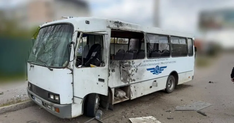 Атака російських військ на громадський транспорт у Херсоні: поранений водій