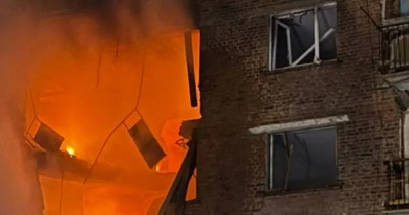 У Конотопі внаслідок атаки РФ обвалилася частина 5-поверхівки, є постраждалі